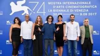 دويري يتوسط أبطال فيلمه بعيد عرض الفيلم في مهرجان فينيسيا