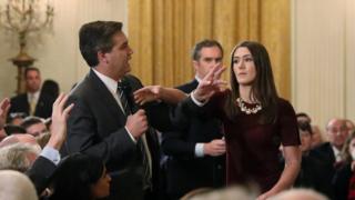 Jim Acosta basın toplantısında ekstra soru sormak isteyince mikrofon elinden alınmıştı.