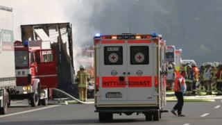 Les équipes de secours prennent d'assaut le bus en feu sur une autoroute en Bavière