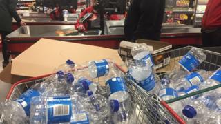 Тысячи пластиковых бутылок с напитками продаются каждый день