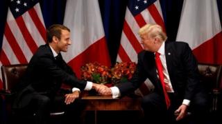 Madaxweyne Macron (bidix) ayaa horey go'aanka Mareykanka uga baxay heshiiska ku tilmaamay "mid daandaansi ah"