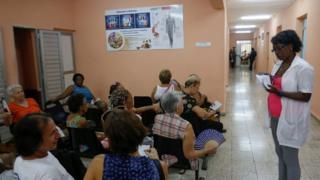 Pacientes esperan en un centro de salud de La Habana