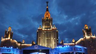 Главное здание МГУ во время фестиваля "Весна" 18 марта 2017 года