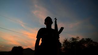 Un miembro de los grupos de autodefensa en Tepalcatepec, Michoacán.