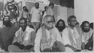 माजी उपपंतप्रधान लालकृष्ण आडवाणी यांच्यावर बाबरी मशीद उद्ध्वस्त प्रकरणी गुन्हा दाखल आहे.