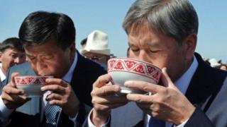 Атамбаев 2017-жылы 24-ноябрда президенттик кызматты Сооронбай Жээнбековго өткөрүп берген