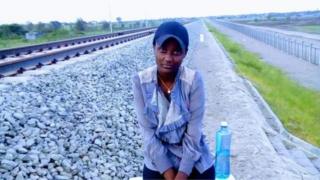 Elle se noie en tentant de secourir un homme dans une rivière au Kenya.