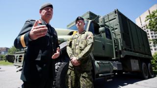 Начальник штаба обороны генерал Джонатан Вэнс выступает после объявления новой канадской оборонной политики