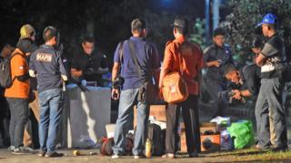 Sejumlah anggota Polisi melakukan identifikasi terhadap rumah terduga teroris pengeboman gereja di kawasan Wonorejo Asri, Rungkut, Surabaya, Jawa Timur, Minggu (13/5).