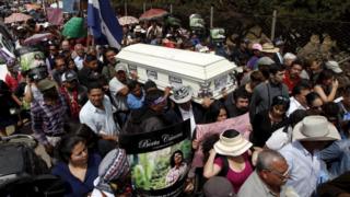 Друзья и сторонники несут гроб убитой активистки за экологические права Берту Касерес по улице во время ее похорон в городе Ла-Эсперанса под Тегусигальпой