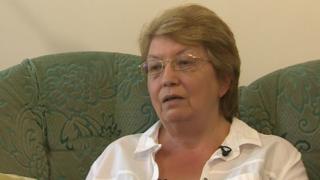 Sandra Holms sedi na sofi