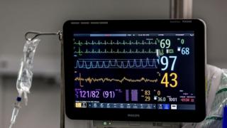 Los médicos tienen que tomar en consideración muchos elementos para determinar qué tipo de anestesia aplicar.