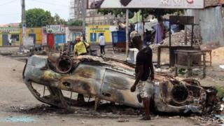 Abantu barenga mirongo itanu bariciwe mu myiyerekano, amamodoka menshi araturirwa