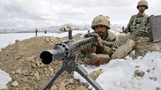 Pakistani army soldiers take position in the snow covered mountainous on the Pakistan-Afghanistan border (February 2007)
