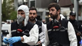 Турецкие судебные следователи прибывают в резиденцию саудовского консула в Стамбуле 17 октября
