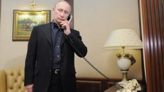 Владимир Путин говорит по телефону