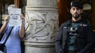 Polisin Katalan Ekonomi Bakanlığı'nı basması üzerine Barcelona'nın merkezinde bulunan bakanlık binası önünde protestolar gerçekleşti