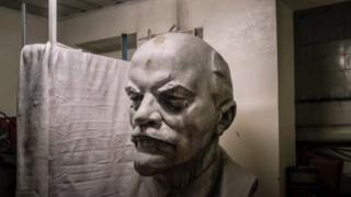 Un busto de Lenin junto a un colchón viejo
