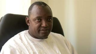 L'opposant historique Oussaino Darboe, 69 ans, est le chef du parti au pouvoir dans lequel milite le président Adama Barrow.