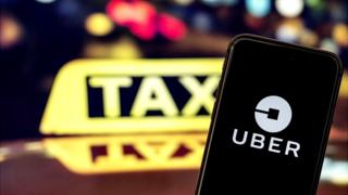 Знак такси и приложение Uber