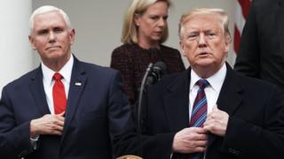 Icegera z'umukuru w'igihugu wa Amerika, Mike Pence (i bubamfu) na Prezida Donald Trump ( i buryo) bashikiriza ijamba imbere y'ikirimba White House itariki 04/01/2019