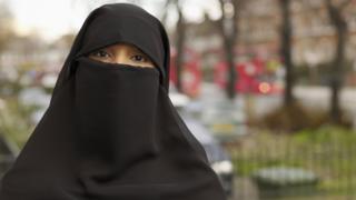 مسلمة منقبة