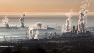 Contaminación saliendo de chimeneas en fábricas