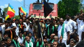 காவிரி: சேலத்தில் பாமக ரயில் மறியல், விவசாயிகள் வரி கட்டாமலிருக்க தண்டோரா