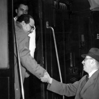 Juan Negrín se despide en enero de 1939 antes de partir en tren hacia su exilio en Estados Unidos.
