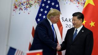 Президент Китая Си Цзиньпин (справа) приветствует президента США Дональда Трампа перед двусторонней встречей на полях саммита G20 в Осаке 29 июня 2019 г.