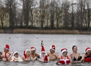 Di Berlin, klub renang kota itu ikut dalam tradisi mandi bersama di danau Orankesee.