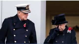 Kralite Elizabeth ve Edinburgh Dükü gelincik rozeti takarken.