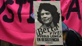 Protesta exigiendo justicia para Berta Cáceres