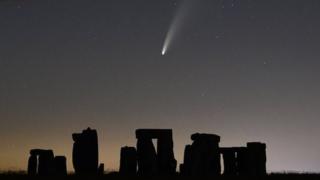 Wiltshire, Stonehenge üzerinde Neowise kuyruklu yıldız