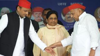 मैनपुरी रैली: 'दल और दिल मिलने' के बावजूद राजनीतिक हैसियत की मापतौल होती रही