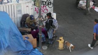 Mulher comprando drogas em Skid Row, Los Angeles