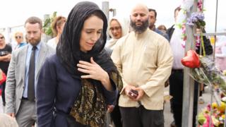 أردرن وهي ترتدي الحجاب أثناء زيارة الجالية المسلمة