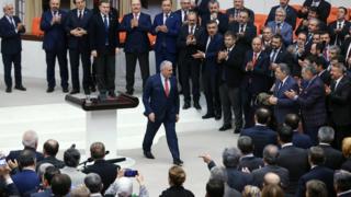 Binali Yıldırım Meclis'te alkışlanıyor