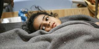 Он жаштагы Амира апасынан айрылды, өзү бир бутунан жарадар болуп жалгыз калды