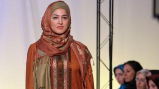 صورة عارضة أزياء بالزي الإسلامي