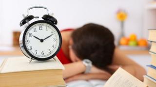 Una persona que se queda dormida sobre su escritorio