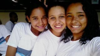 Thayane (à direita) ao lado de sua melhor amiga Carol (centro)