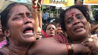 కరుణానిధి కోసం విలపిస్తున్న పార్టీ కార్యకర్తలు