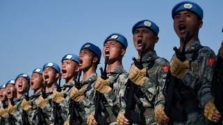 Шеренга китайских солдат, кричащих во время марша