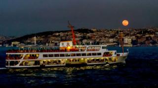 İstanbul'da ay
