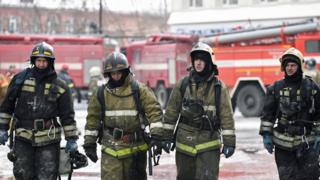 Пожарные на тушении ТЦ "Зимняя вишня"