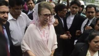 বিএনপি নেত্রী খালেদা জিয়ার মুক্তির জন্য আইনগত লড়াইও চালাবেন বলে জানান দলটির মহাসচিব