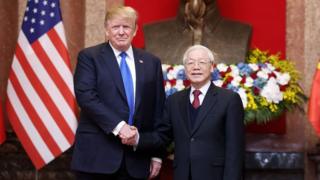 Ông Donald Trump và ông Nguyễn Phú Trọng bắt tay trước thềm Thượng đỉnh Trump-Kim ở Hà Nội hôm 27/2/2019