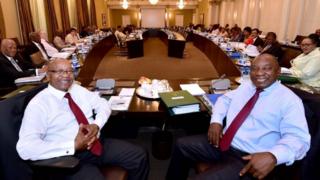 Президент ЮАР Джейкоб Зума и вице-президент Сирил Рамафоса изображены на встрече кабинета министров с министрами 7 февраля