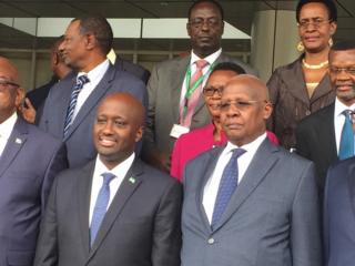 (Imbere) Olivier Nduhungirehe na Sam Kutesa mbere gato y'inama igiye kubera mu muhezo w'itangazamakuru i Kigali